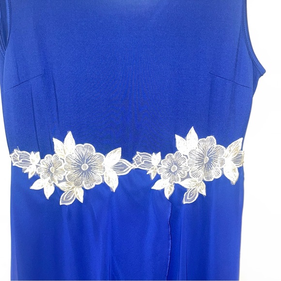 Elegant Blue Dress with Floral Accents - Picture 5 of 10